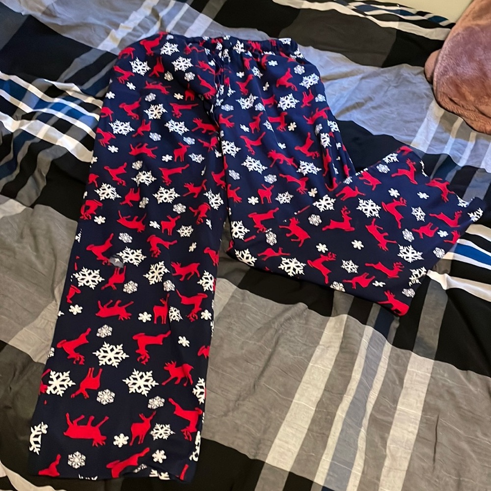 Happy Holidays! Get your reindeer jams! Practically new and with pockets! Size M